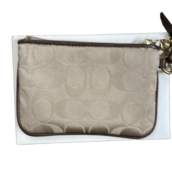 NWT. Coach Poppy wristlet - Picture 2 of 8